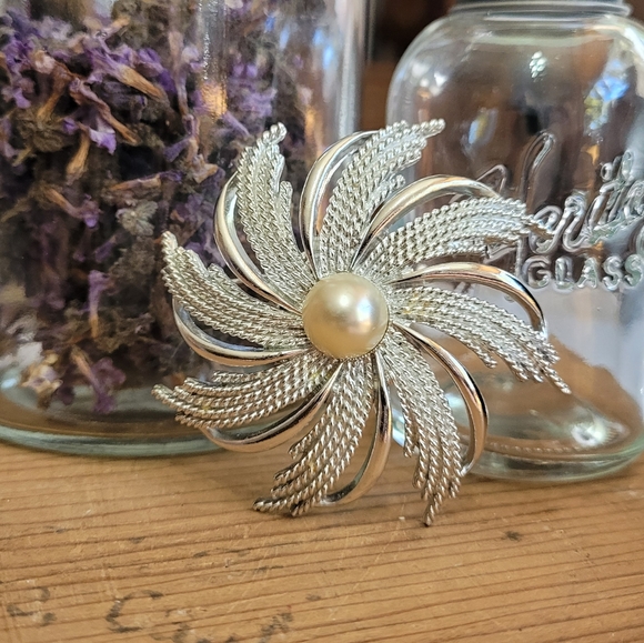 Sarah Coventry Brooch Flower with Faux Pearl Center - Picture 2 of 7